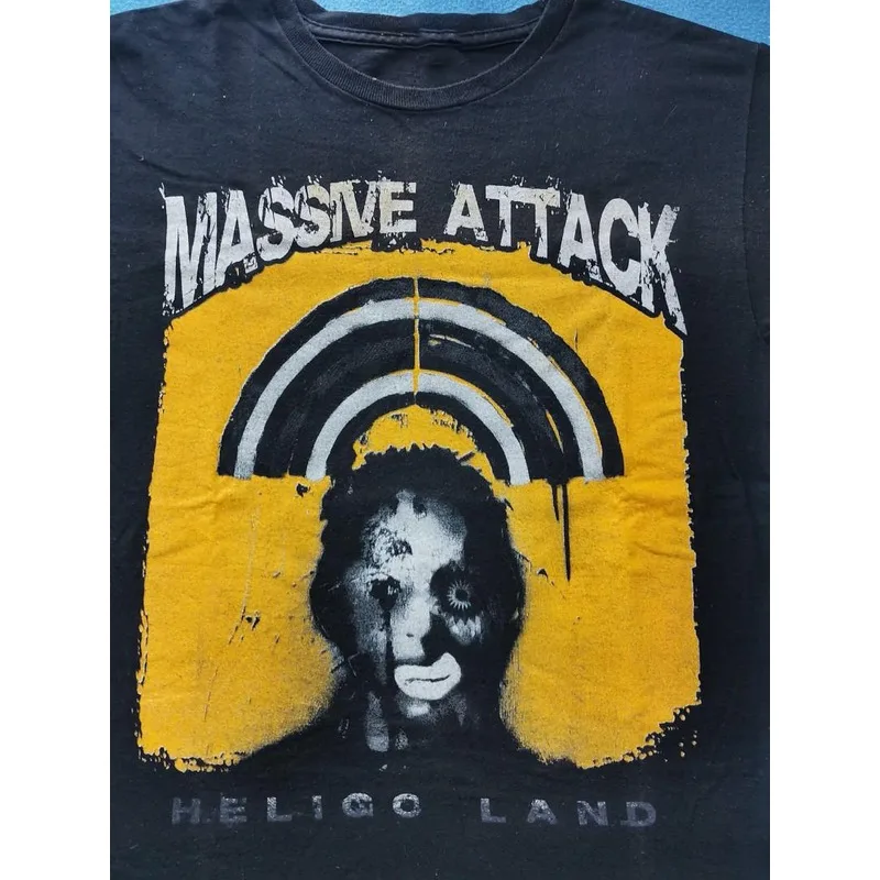 Camiseta unisex con gráfico Heligoland de Massive Attack - Una camiseta negra con un diseño desgastado en amarillo y blanco