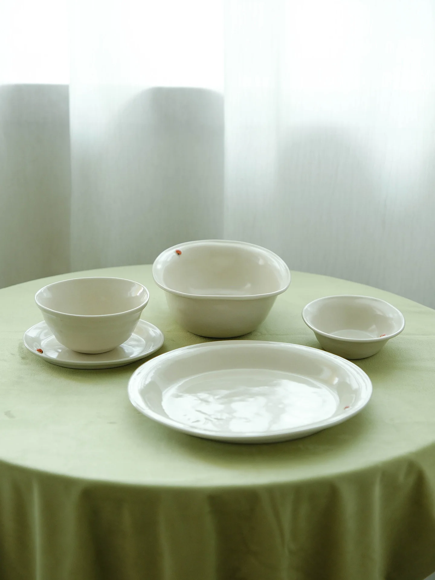 

Набор посуды Yetao Little Series Cerc: суповая тарелка, тарелка для закусок, тарелка для основных блюд из цветного фарфора с подглазурной росписью, Цзиндэчжэнь, серия А