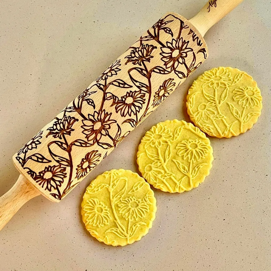 

GOLDEN DAISIES Embossing Rolling Pin with Ornamental Bloom Pattern – Dough and Clay Roller for Embossed Cookies and Pottery - Co