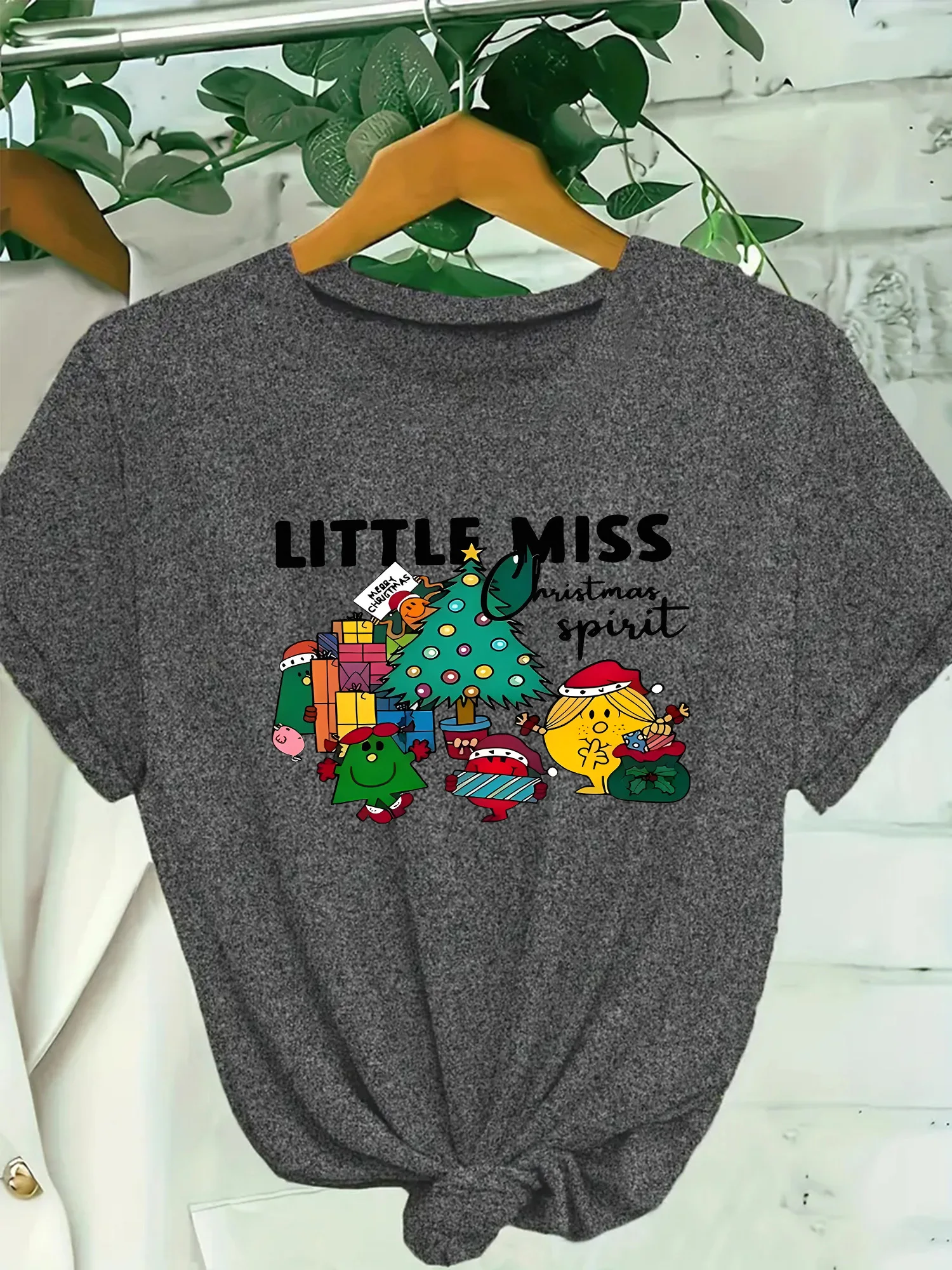 T-shirt da donna con stampa simpatico cartone animato Little Miss Christmas Spirit Graphic Abbigliamento donna Morbido e traspirante O Neck Tees Y2k Clothes