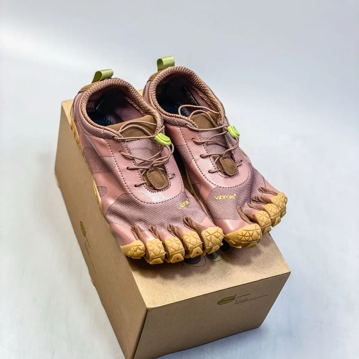 New wear-resistant weight training shoes are a hot-selling neutral summer must-have; they are comfortable, lightweight and of hi