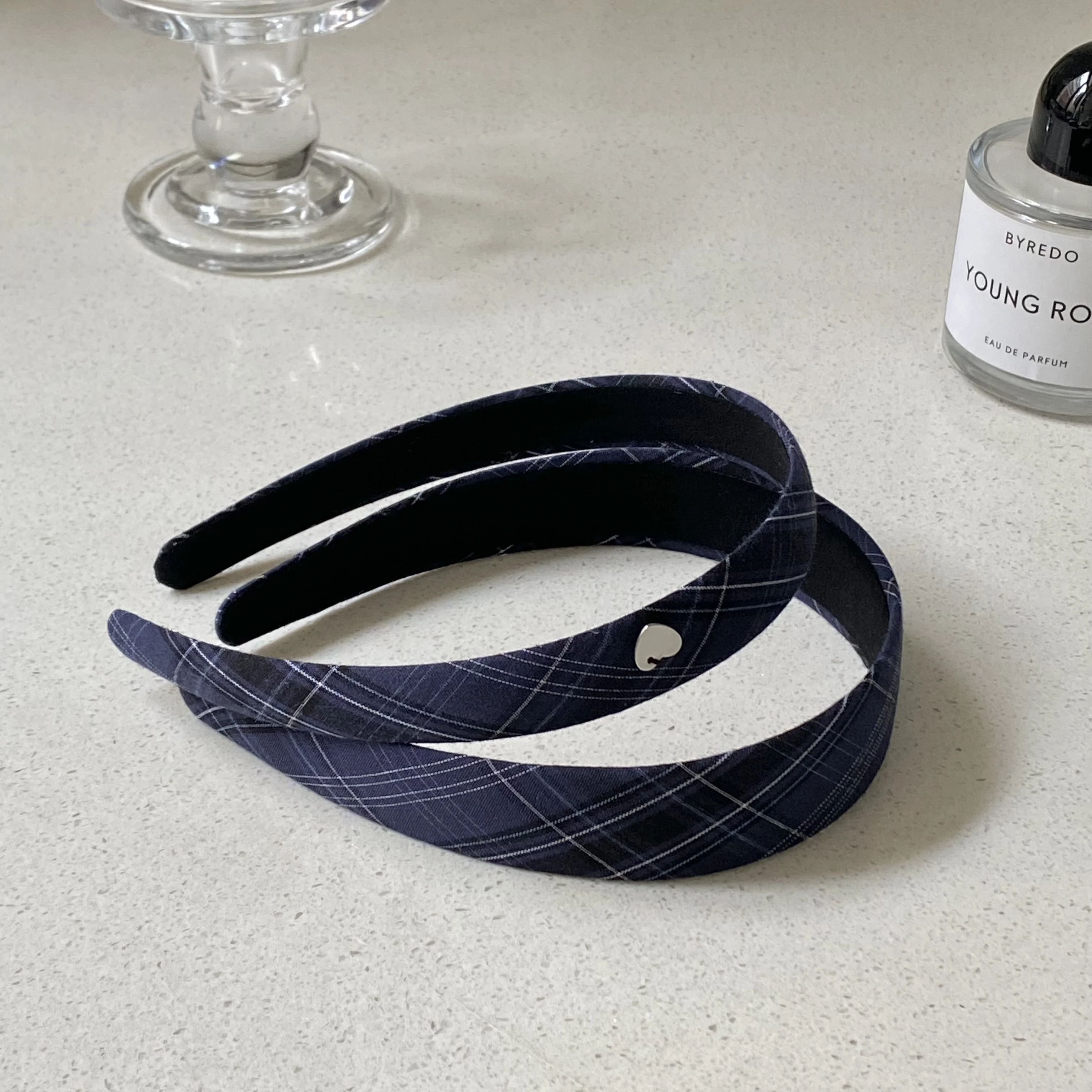 1 Stück marineblaue karierte Haar-Stirnbänder mit Herz-Dekor, stilvoller Haarschmuck für Frauen, süße Haarbänder für den Alltag und Partykleidung – Detail 2