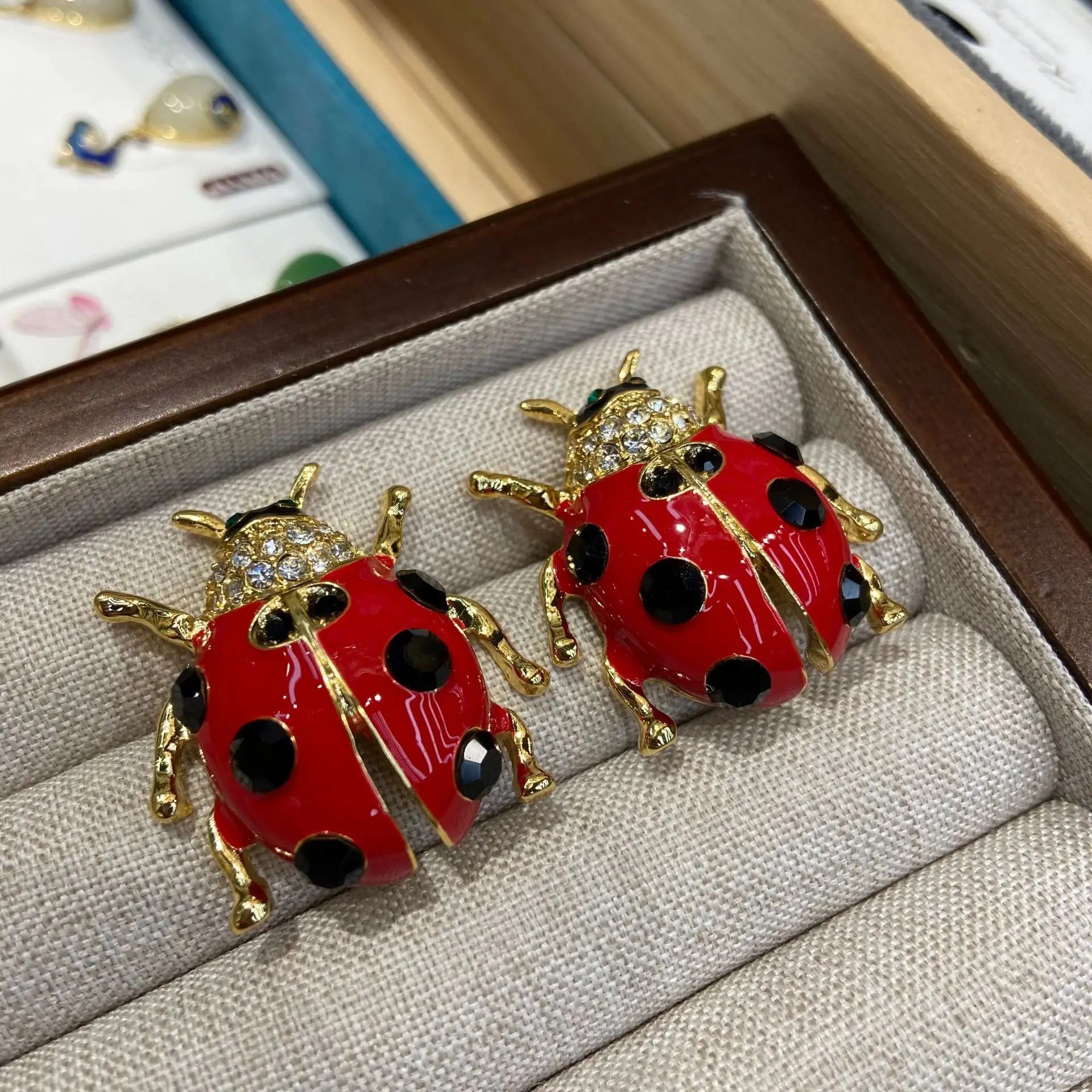 Novos Brincos Vintage de Joani - Vintage Fashion Bug avaliação e preço