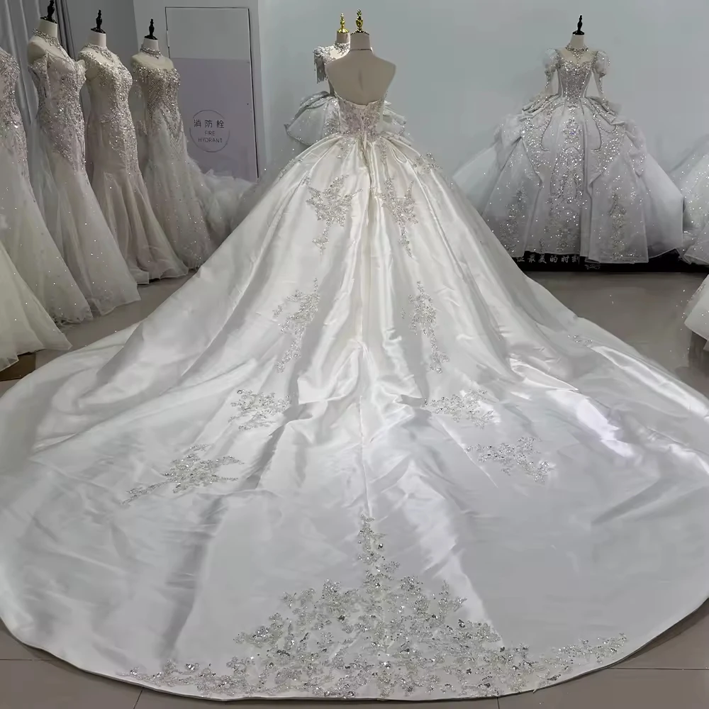 Gaun Pengantin Satin Tanpa Tali dengan Tali di Belakang, Model Ball Gown, Payet, Bordir, dan Detail Mewah