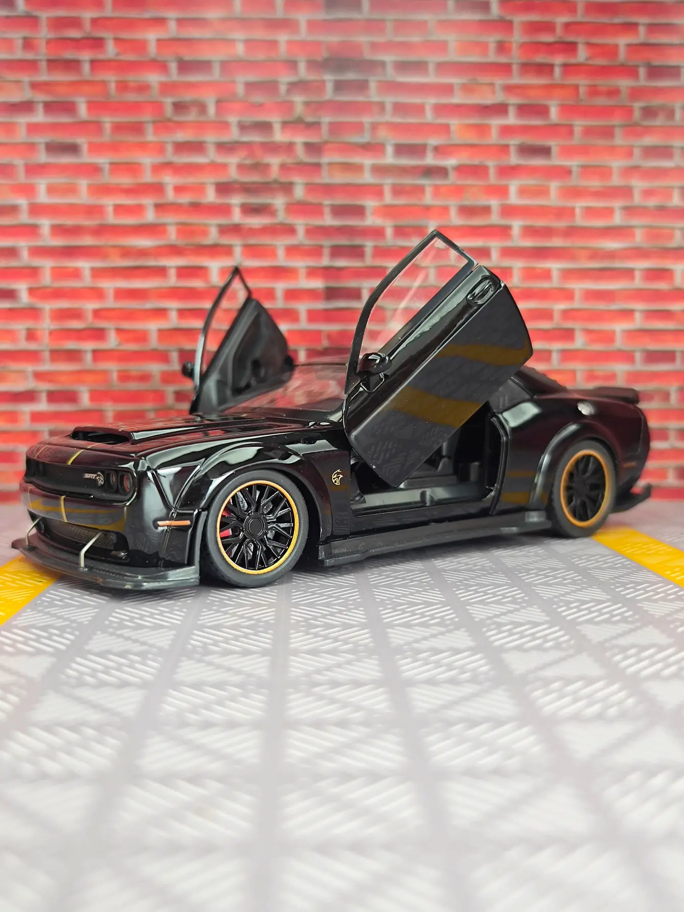 

1:32 SRT Modified Alloy Car Model Racing has simulated sound and lighting functions with rich details, fine workmanship