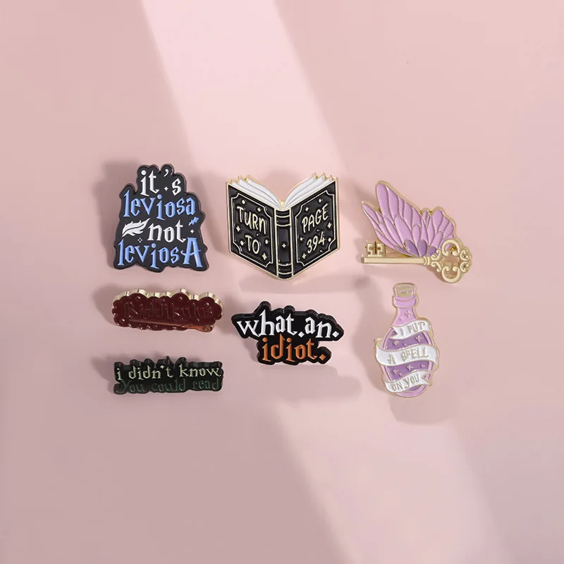 ما هو أحمق ، ماجيك مدرسة المينا دبابيس الكرتون الساحر ماستر مفتاح كتاب التلبيب شارات معالج الفيلم بروش ظهره مجوهرات هدايا