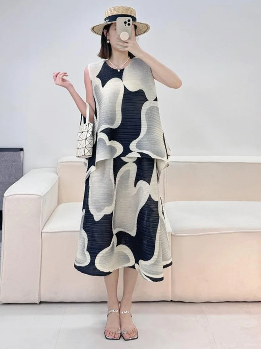 

YUDX Miyake Pleats 2025 Autumn New Abstract Cloud Print Set, Vest, Big Swing A-line Skirt, Women's Two-piece Set