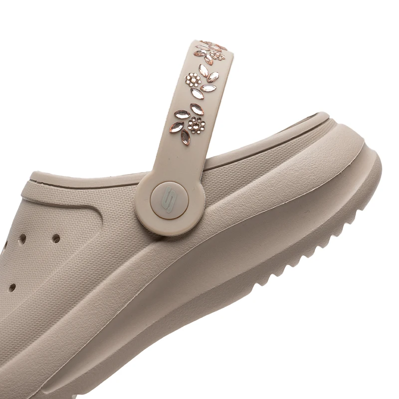 أحذية Skechers النسائية متعددة الاستخدامات أحذية الشاطئ الخارجية صنادل الحمام شباشب غير رسمية أحذية Croc 111474-Nat