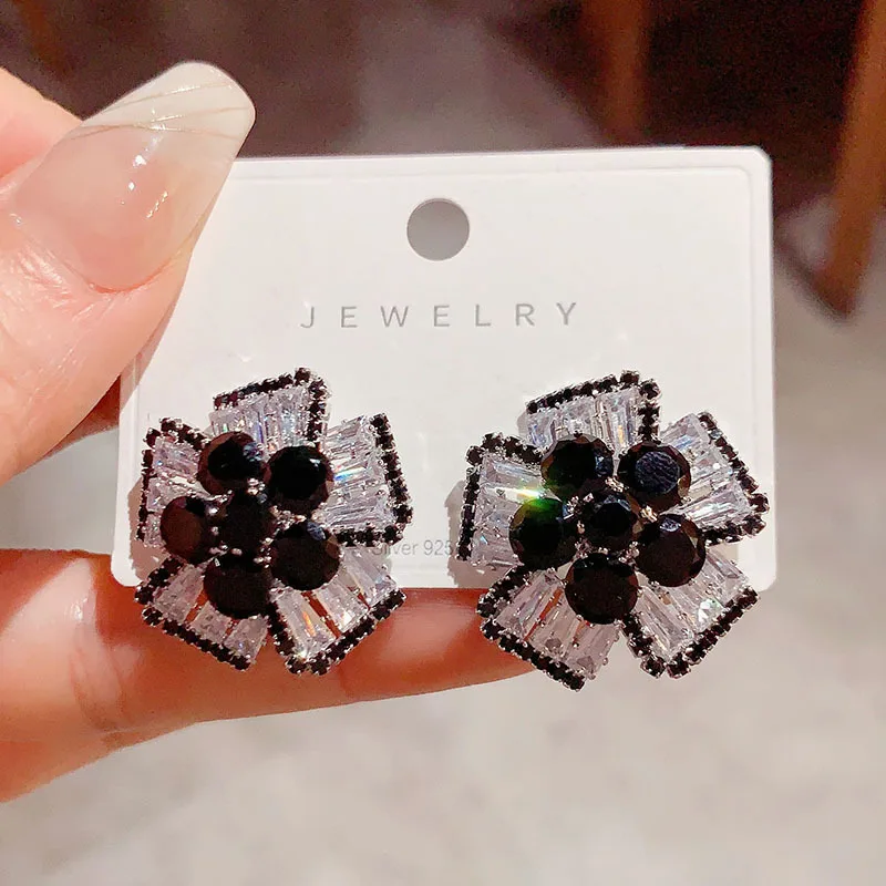 Premium foreign three-dimensional flower stud earrings 2025 new silver needle design fashion temperament earrings black earrings