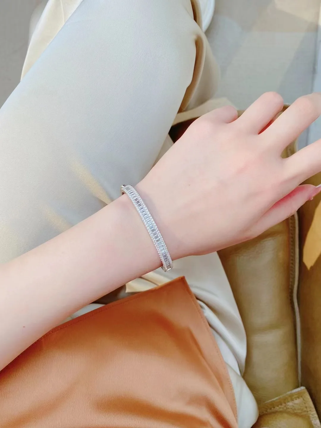 Bracciale in argento sterling s925 Bracciale con polsino in pietra piena di alta qualità Piatto in oro bianco 18 carati Coppia Amanti Regali per feste Gioielleria raffinata