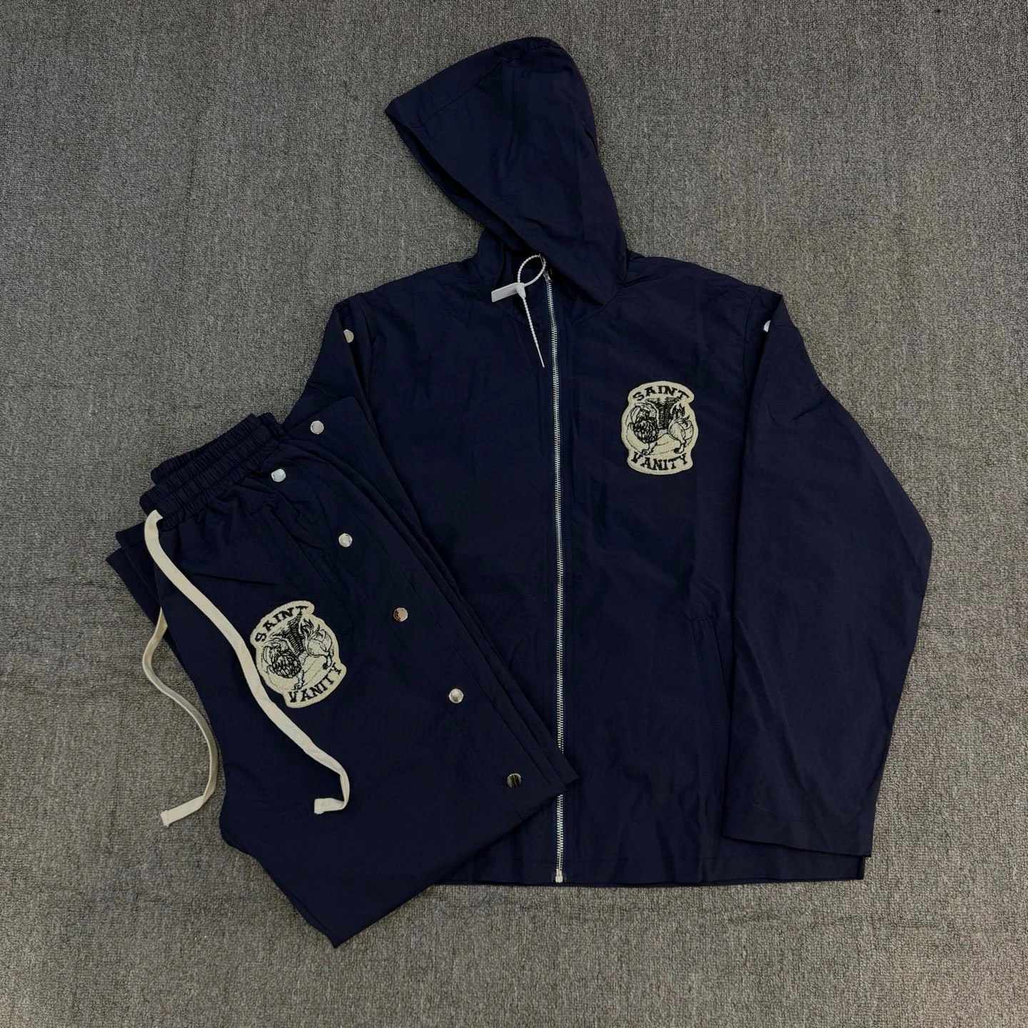 

Комплект Street Sle SAINT VANI: ветровка с вышивкой на пуговицах и брюки, повседневный молодежный осенний костюм с длинными рукавами