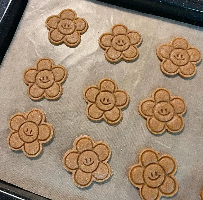 Smiling Flower Cookie Cutter Plastic DIY Fondant Cake Biscuits Mold Birthday Dessert Candy Decoration Mould Pastry Bakeware
