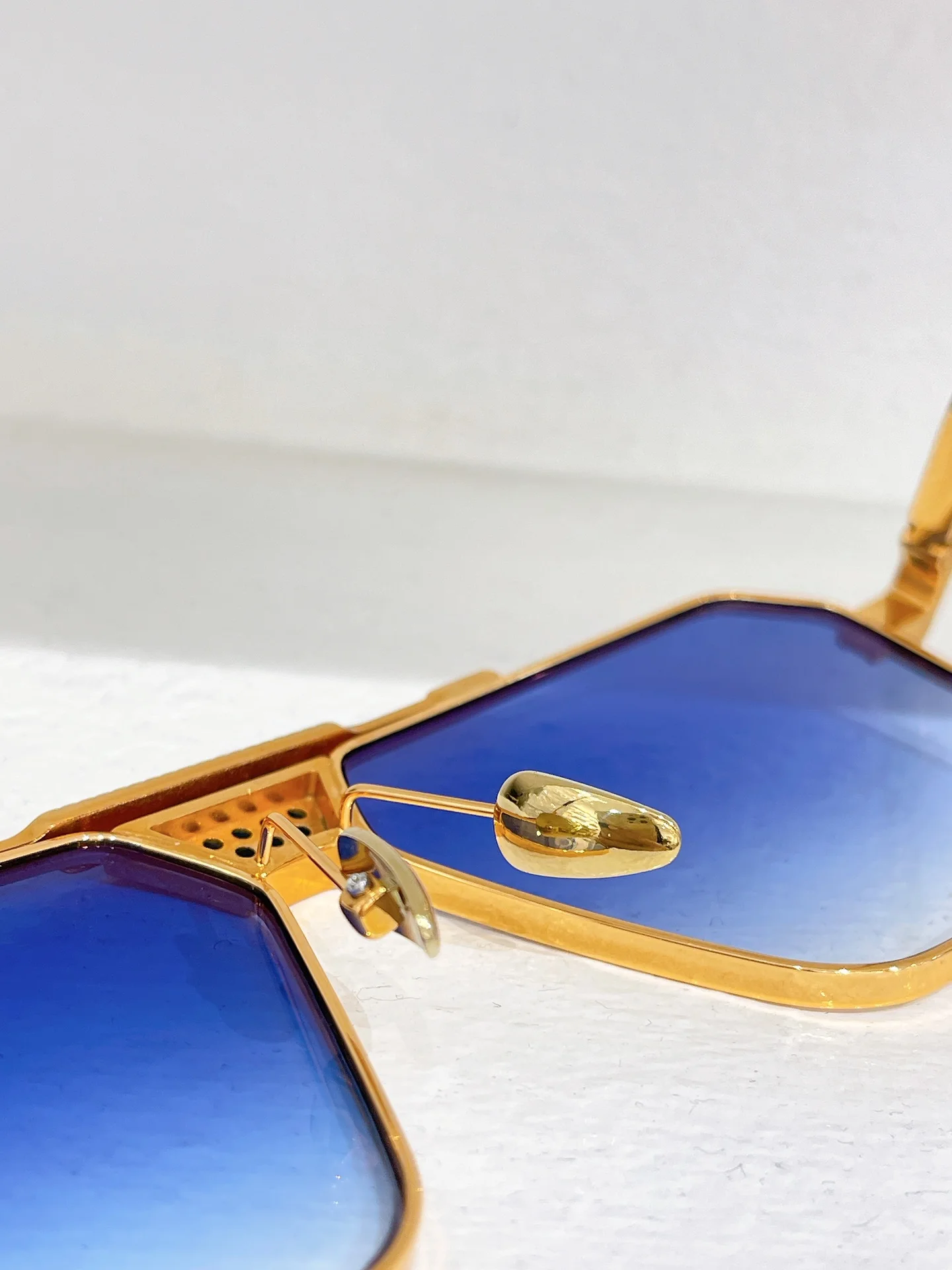 BMC004 Fashion Sunglasses Man Woman, Iconic Double Bridge Geometric Design, UV Blocking Gradient Blue Lens, Elevate Your Outfit