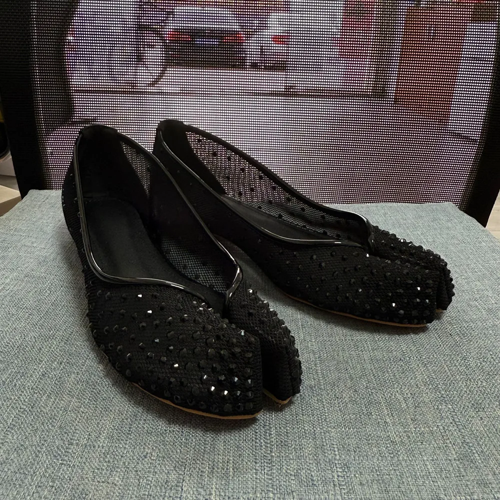 

Женские летние туфли из сетчатого материала с раздельным носком и неглубокими стразами, женские дышащие сандалии без шнуровки с острым носком, роскошные свадебные туфли