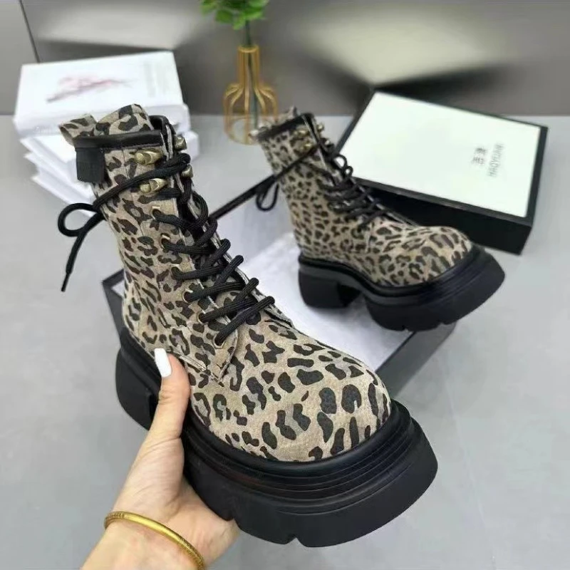 Botas mujer 2025 tendencia motocicleta estampado de leopardo bota de mujer nueva bota de tobillo Popular de gama alta suela gruesa zapatos de mujer cómodos