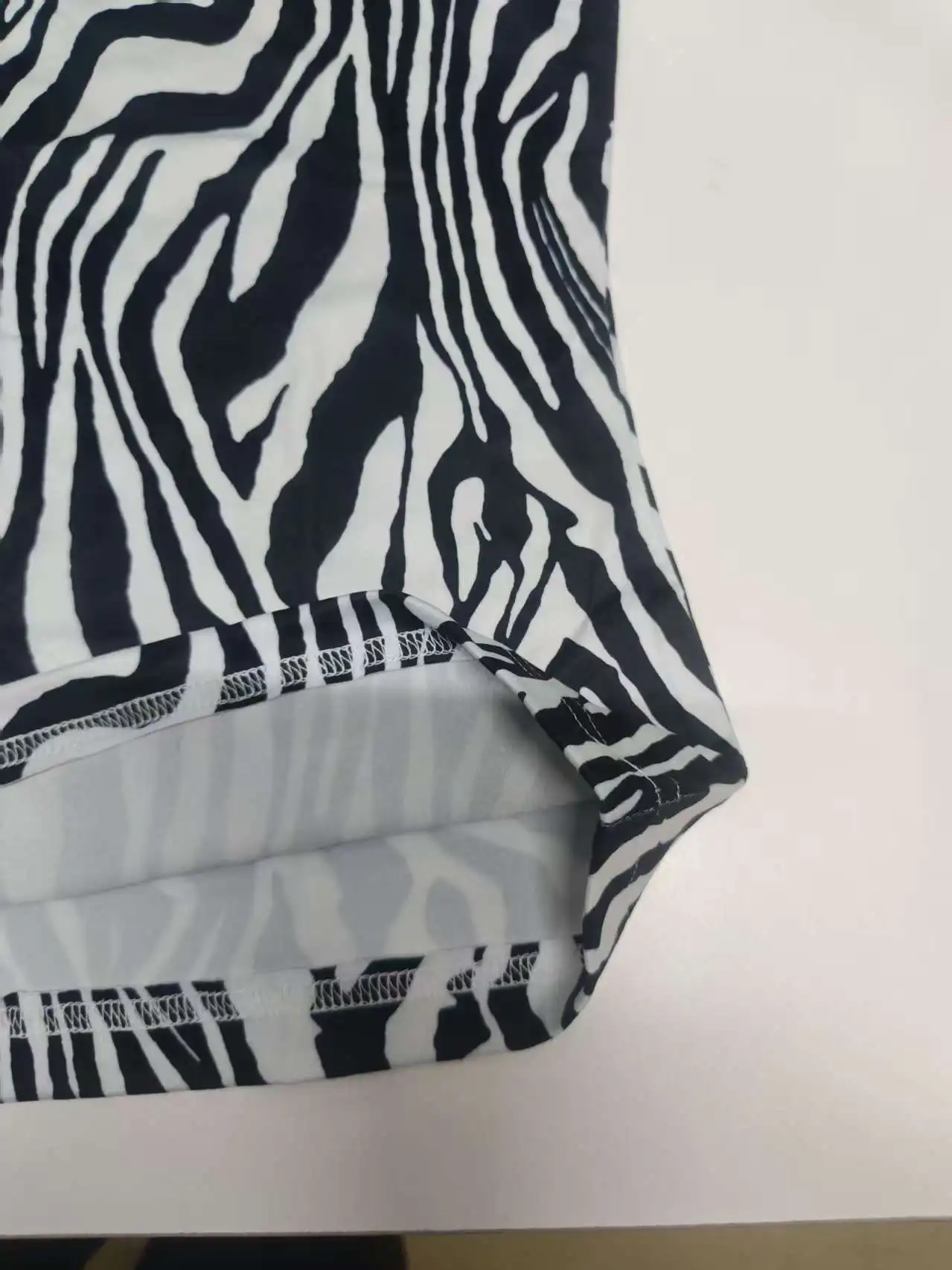 Sommerliches ärmelloses Damen-T-Shirt mit modischem Print und Trägern – vielseitiges, lässiges, atmungsaktives Sling-Top aus mikroelastischem Stoff – Detail 5