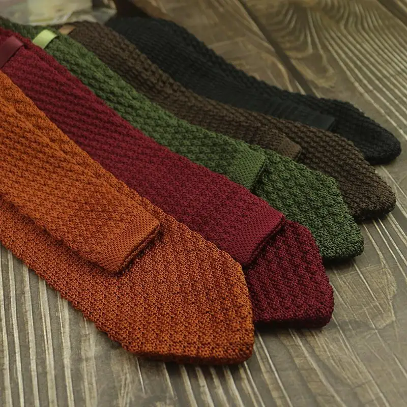 Corbatas de punto de estilo nuevo con degradado de moda para hombre, corbatas de cuello lisas de colores, corbatas estrechas clásicas tejidas de ajuste normal.
