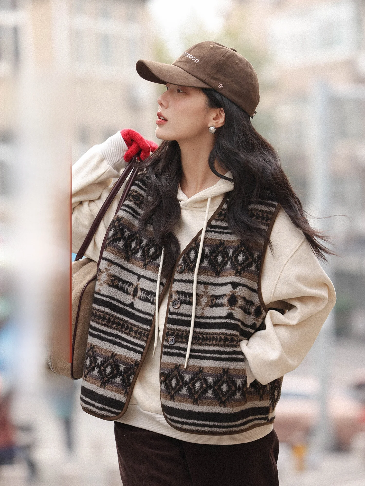 

Жилет из меха ягненка в стиле ретро, женская зимняя верхняя одежда, дизайн Fair Isle, поездка на работу, V-Ne, одна пуговица, обычная длина, полосатый узор