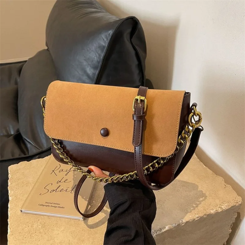 

Элегантная женская сумка через плечо с шелковым ремешком для шарфа и кожаным корпусом для шикарного и женского прикосновения