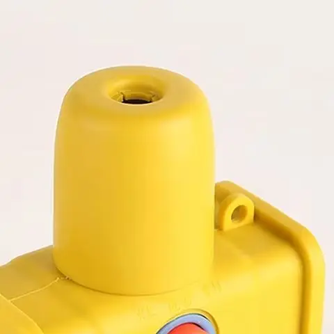 

Заземляющая розетка с переключателем. Разъем с несколькими вилками. Желтая резиновая заглушка для кабельной платы.