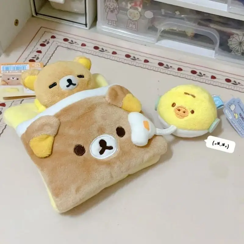 El saco de dormir Sanx Rilakkuma es adecuado para muñeca de 10cm, colgante, cama pequeña, edredón pequeño, decoración de muñeca de cama bonita de dibujos animados de felpa.
