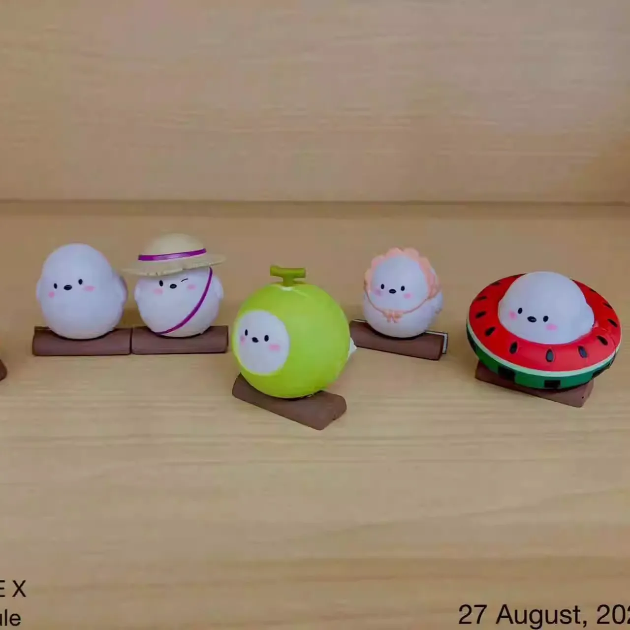 Silver-throated Bushtit zomerversie clipfiguur, mollige vogel Gashapon, schattig dier miniatuur bureauclipornament