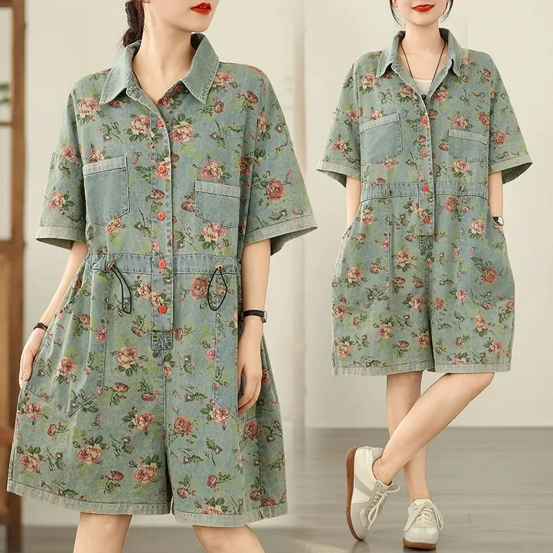 بدلة قفز صيفية غير رسمية موديل 2025 بياقة قميص من قماش الدنيم سراويل بخمسة أرباع مع جينز أنيق مطبوع عليه زهور للسيدات