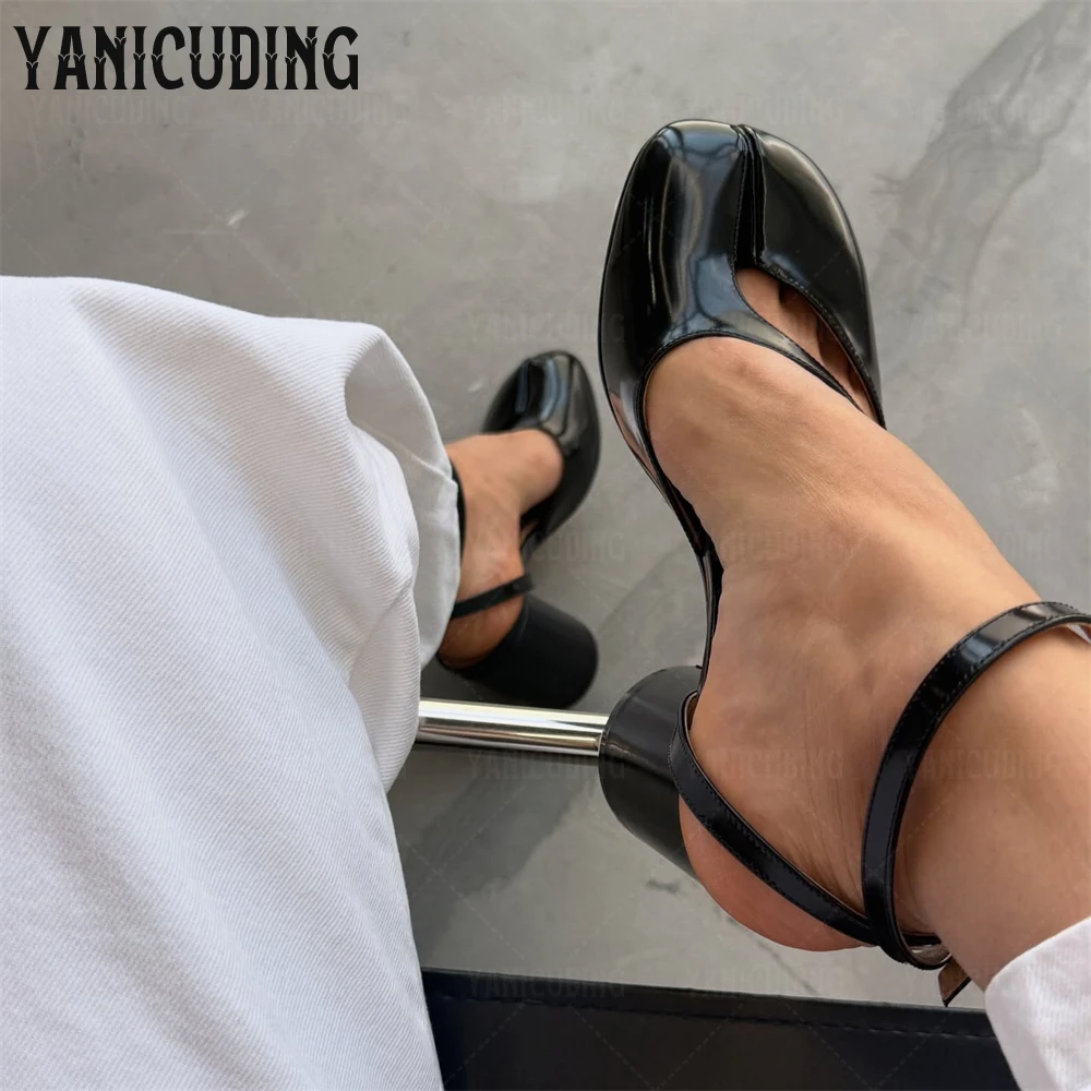 Five Toe Leather Flats Novelty Tabi Sandals Designer Style Buckle Shoes Cylindrical Heel Cross Straps Summer Sandals for Women