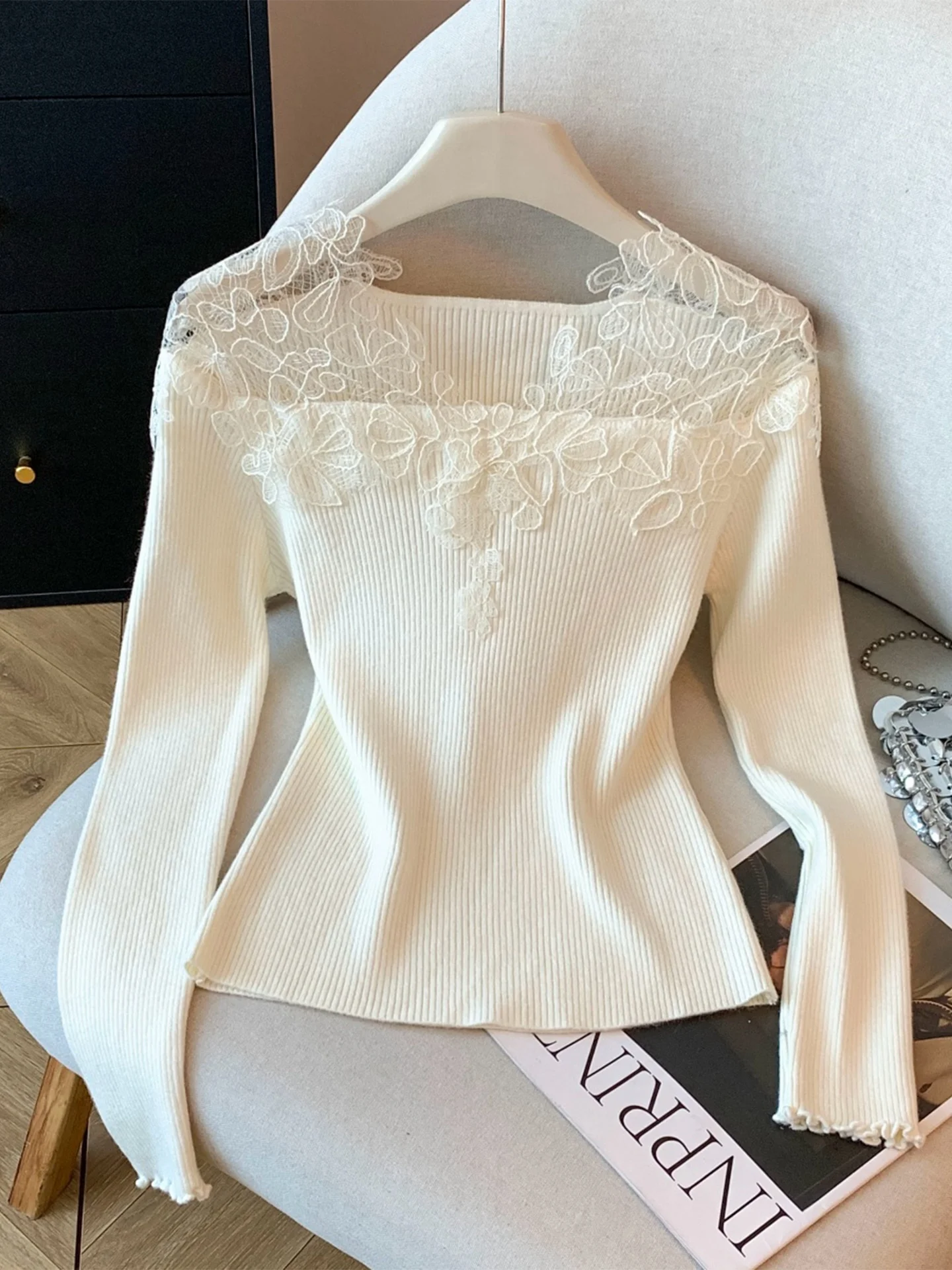 เสื้อไหมพรมถักแบบเปิดไหล่ข้างเดียว แต่งผ้าลูกไม้เนื้อนุ่ม สำหรับผู้หญิง ใส่เป็นเสื้อตัวในช่วงฤดูใบไม้ร่วงและฤดูหนาว ทรงเข้ารูป ช่วยให้ดูผอมเพรียว คอวี แขนยาว