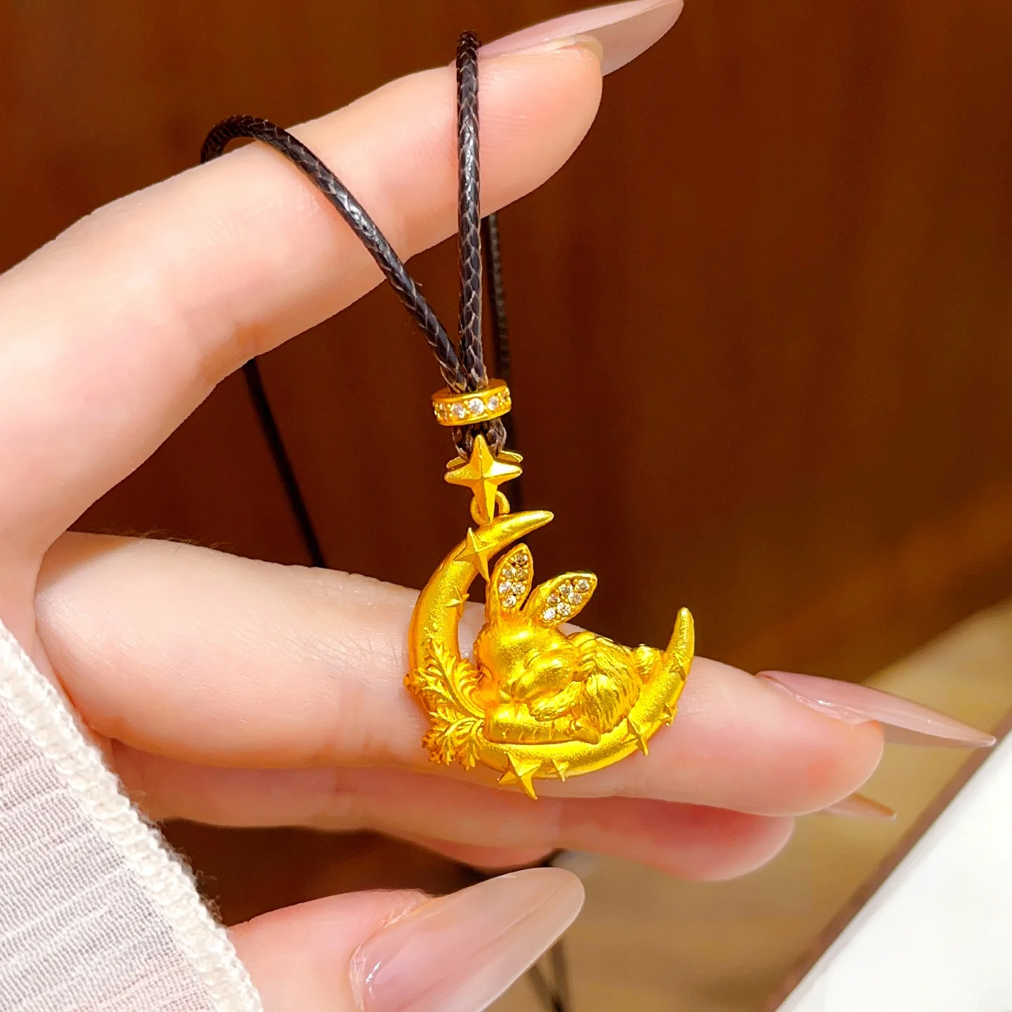 novo-colar-pingente-de-ouro-areia-3d-com-escultura-de-coelho-da-lua-estilo-chines-design-Unico-e-versatil-para-mulheres-acessorio-de-joalheria-de-moda