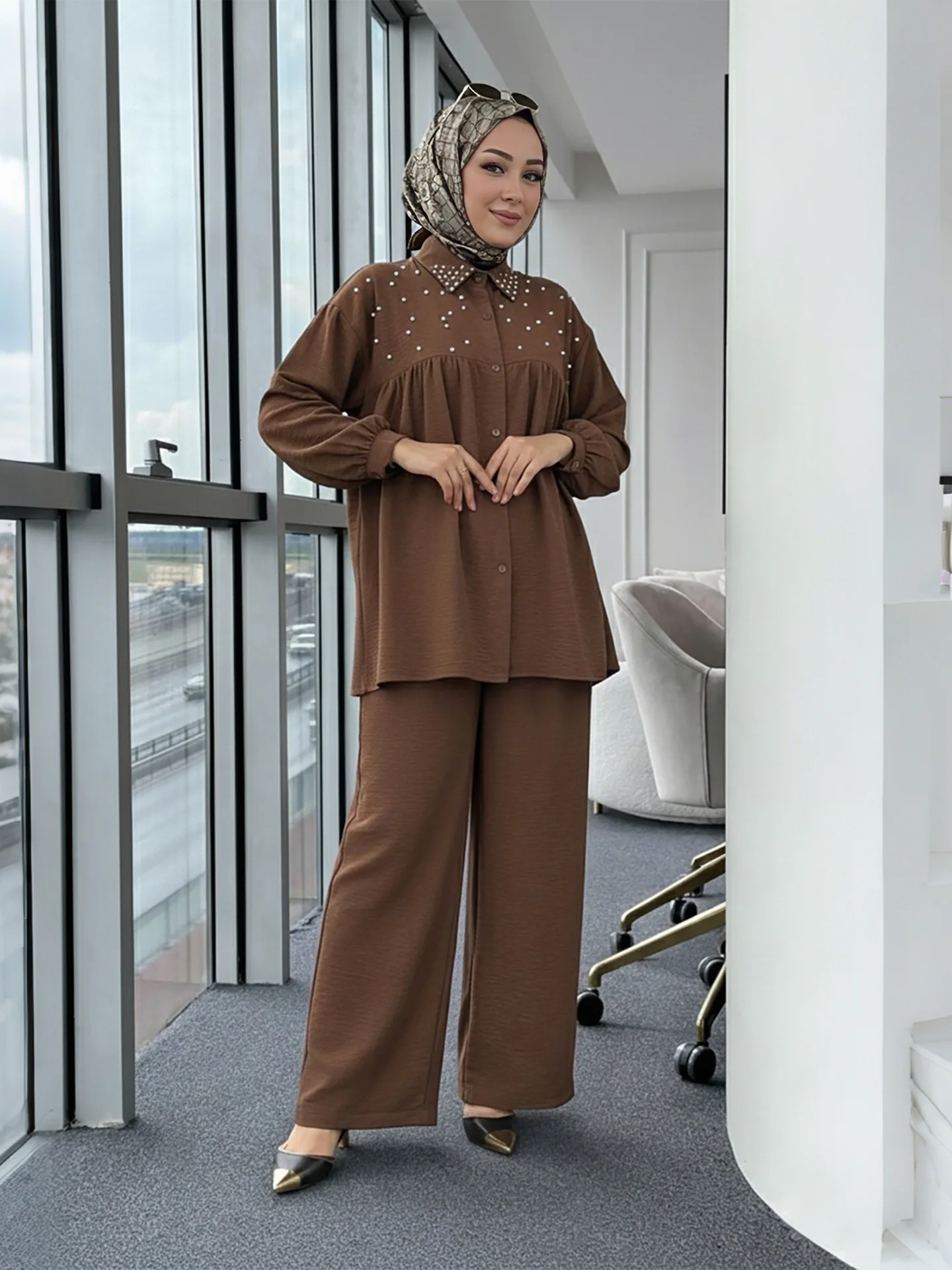 

Комплект 2026: Мусульманский наряд для женщин — рубашка с бисером и широкие брюки. Одежда в исламском стиле из Турции. Кафтан, арабский халат, мусульманские комплекты.