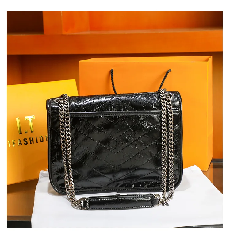 High-end Shoulder Bag with Street Style and Large Capacity Versatile Black Shoulder Bag with High-end Design for Casual Women