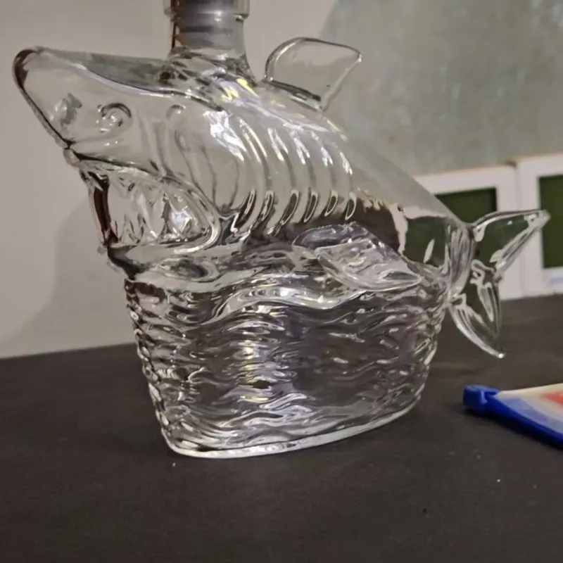 الإبداعية القرش زجاجة ويسكي تصميم جديد الكحول المشروبات التعبئة والتغليف تحصيل لعبة الشكل الرسوم المتحركة مشتق المنتج #2