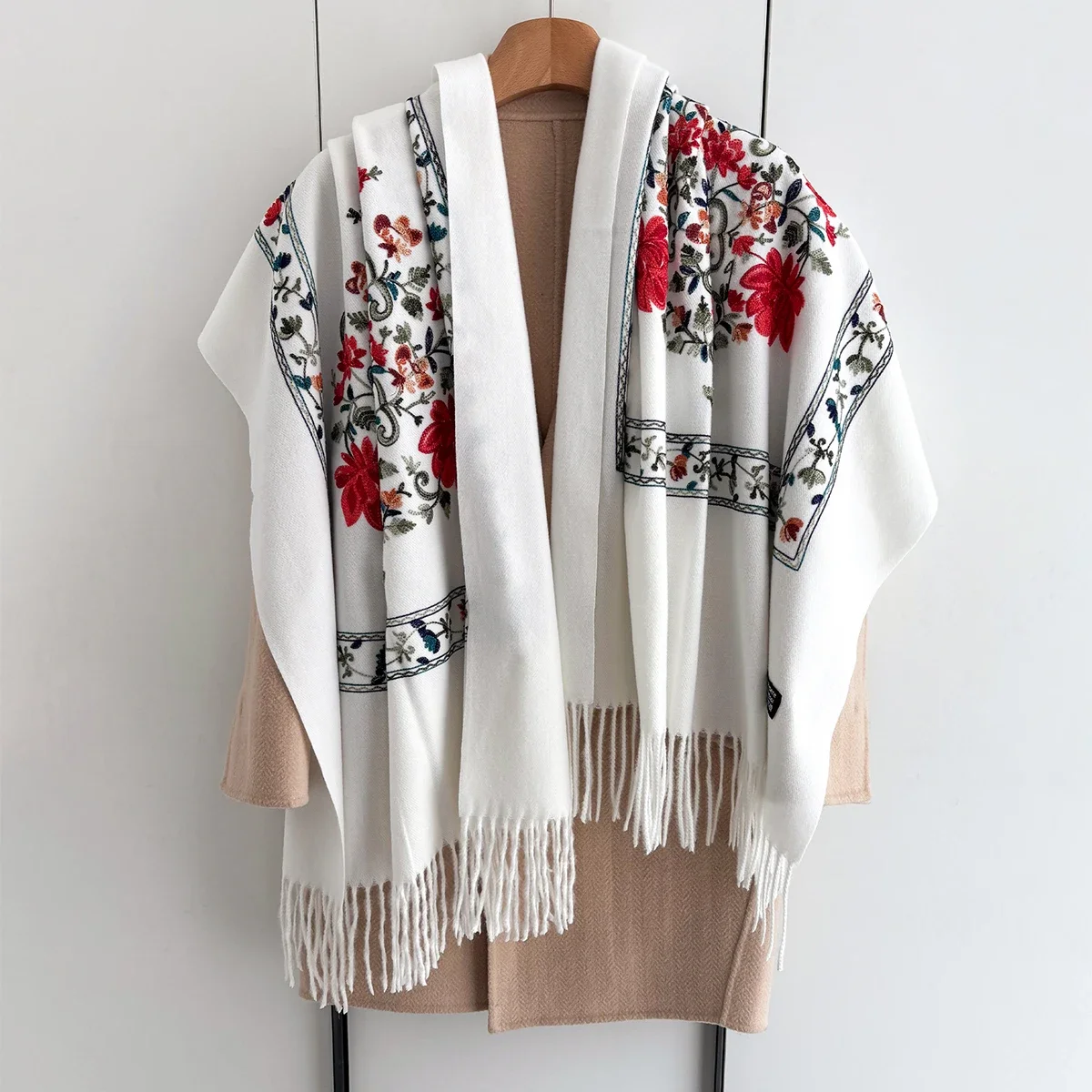 

Зимний теплый шарф с цветочной вышивкой для женщин 70*210 см, шаль из искусственного кашемира, зимнее толстое пончо с кисточками из пашмины, элегантная накидка