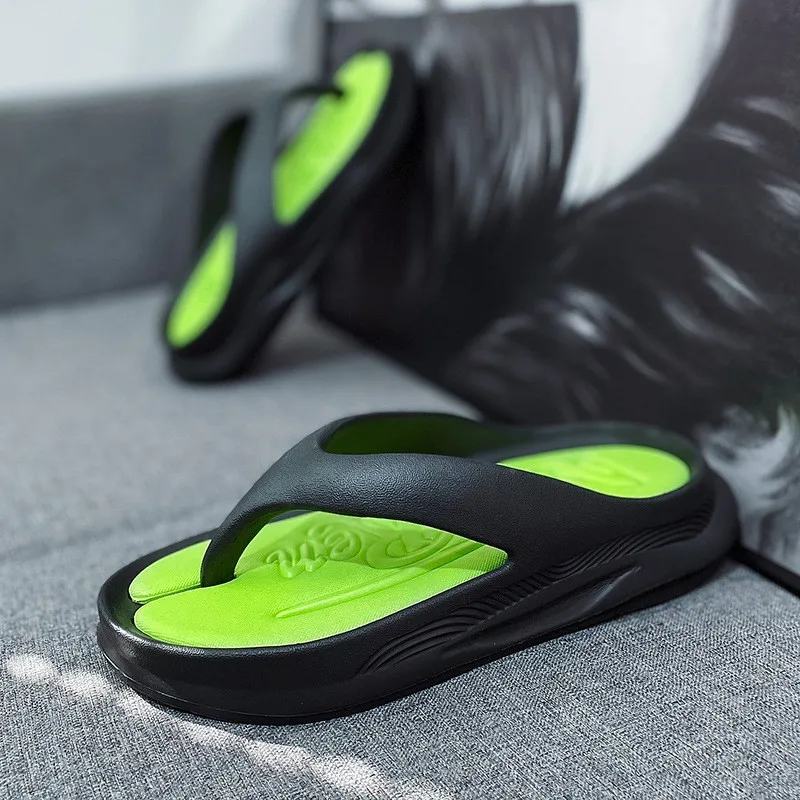 Chinelos grossos de sola macia para homens, sandálias antiderrapantes, sapatos de banheiro, exteriores e interiores, slides de praia, novos