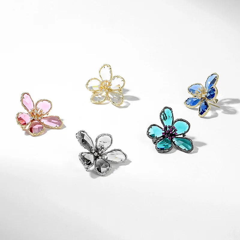 Exquisite Women Transparent Flower Rhinestone Brooch Jewelry Fashion Elegant Crystal Brooches Pins Badges Plant Luxury Pin Gift