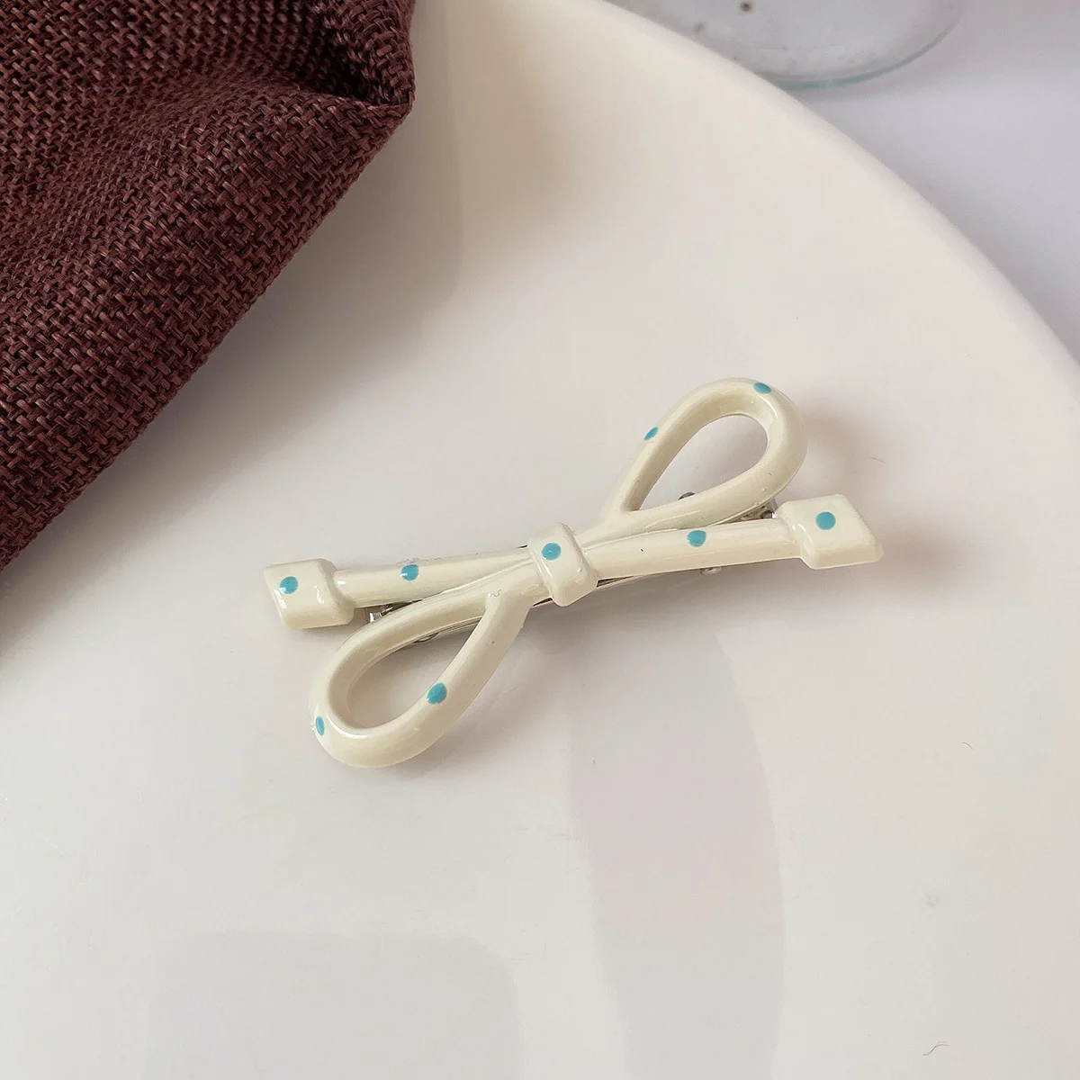 

Korean-inspired minimalist polka-dot pink duckbill clip Versatile spring/summer bow accessory Beach-ready niche headpiece