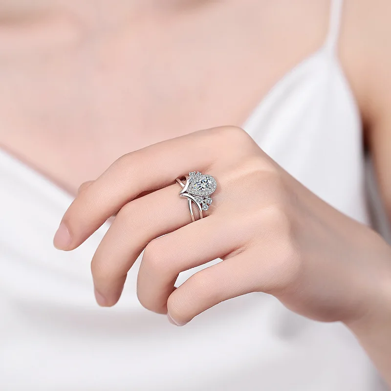 Elegant PT950 Platinum 1-carat Moissanite Ring, Delicate Pear-shaped Diamond V-shaped Hollow Hand-held Bouquet Engagement Ring