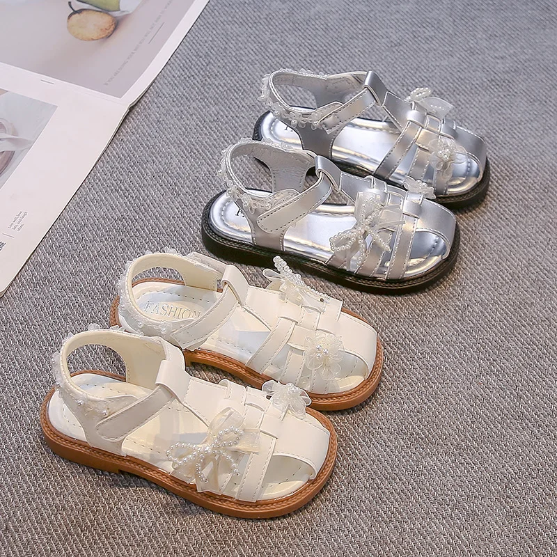 

Детская повседневная обувь, сандалии из искусственной кожи с жемчужным бантом, летняя обувь для девочек, противоскользящая обувь на липучке, серебристо-белые туфли, размер 26-36