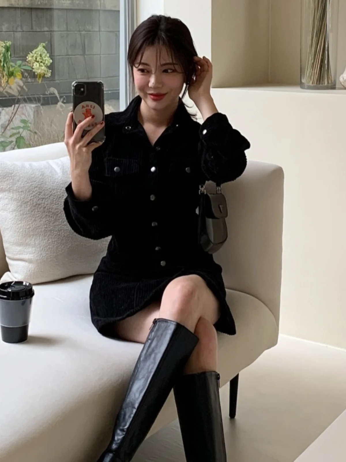 Vestido de Corduroy Chic F Moda de Outono 2024 Novo Retro com Gola Reversível e Botão Único Cintura Alta Vestido Preto...