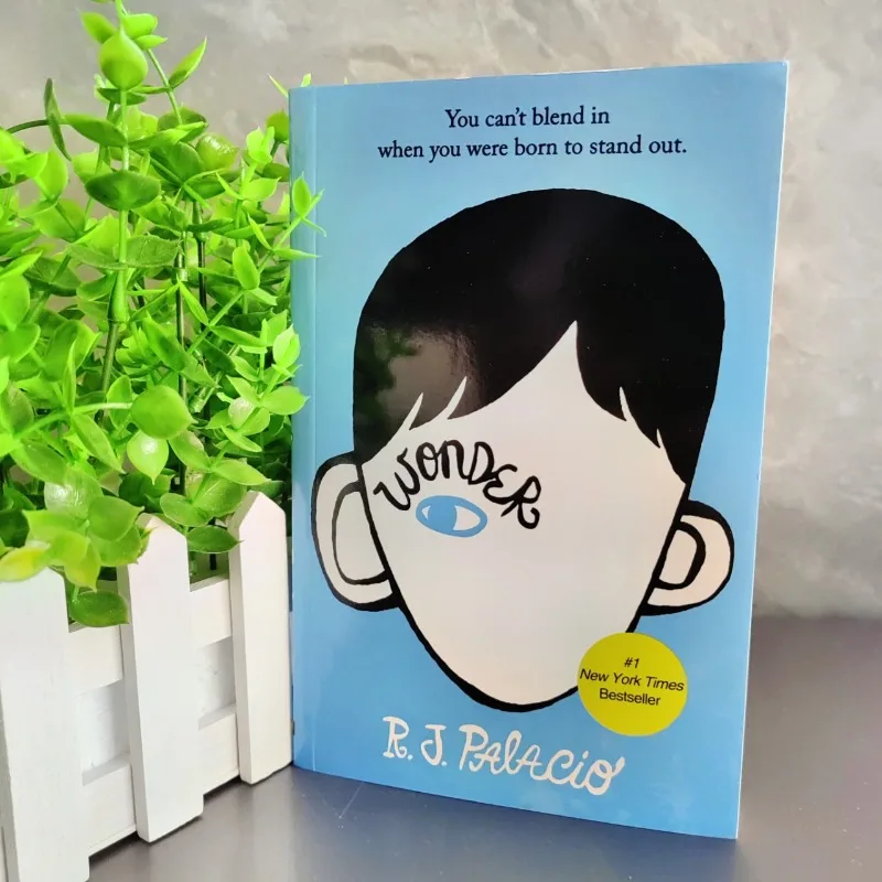 

Wonder от R.J.Palacio — книги корги, английская мягкая обложка: «История сердца», «Необыкновенное путешествие и доброта» August Pullman's
