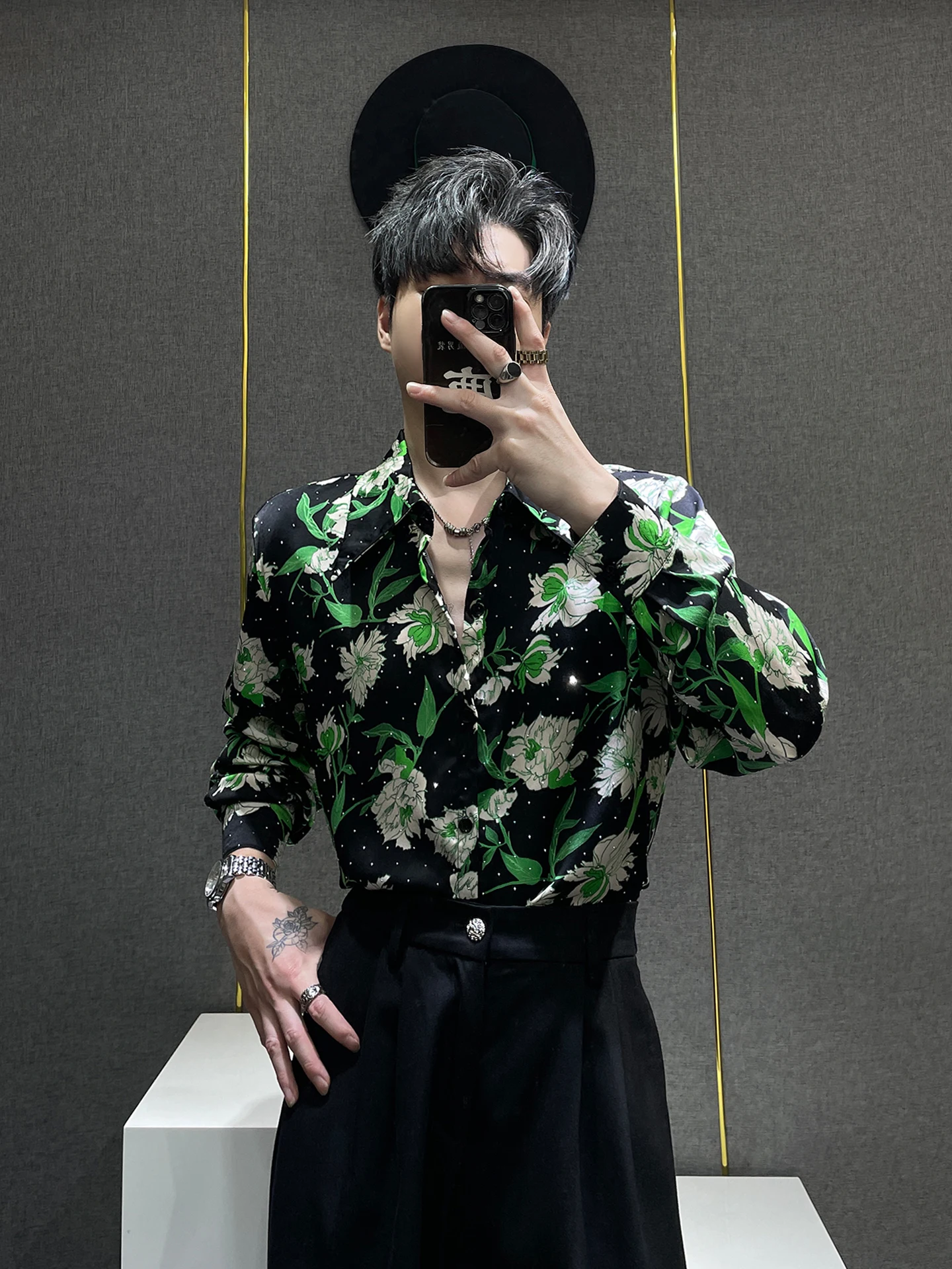 

Мужская летняя тонкая рубашка из ледяного шелка с длинным рукавом, свободного кроя, с эффектом драпировки, с декоративными элементами и подплечниками, в уличном стиле