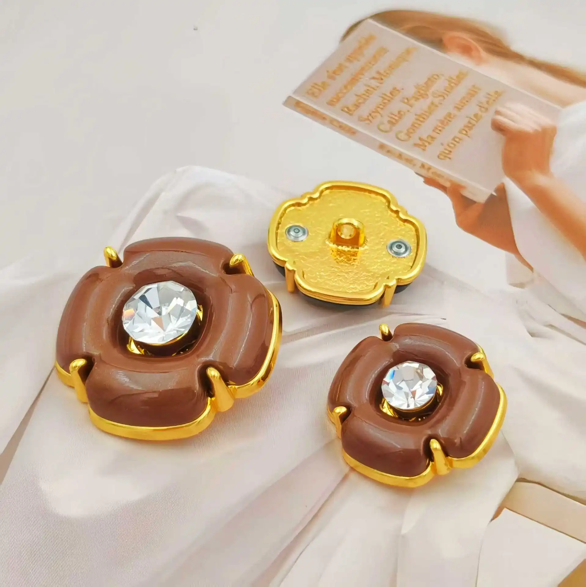 جديد ريترو الكورية نمط الماس جزءا لا يتجزأ من أزرار معدنية DIY بها بنفسك كتلة اللون فستان بتصميم بدلة مع مخيط يدويا الملابس الخياطة الملحقات