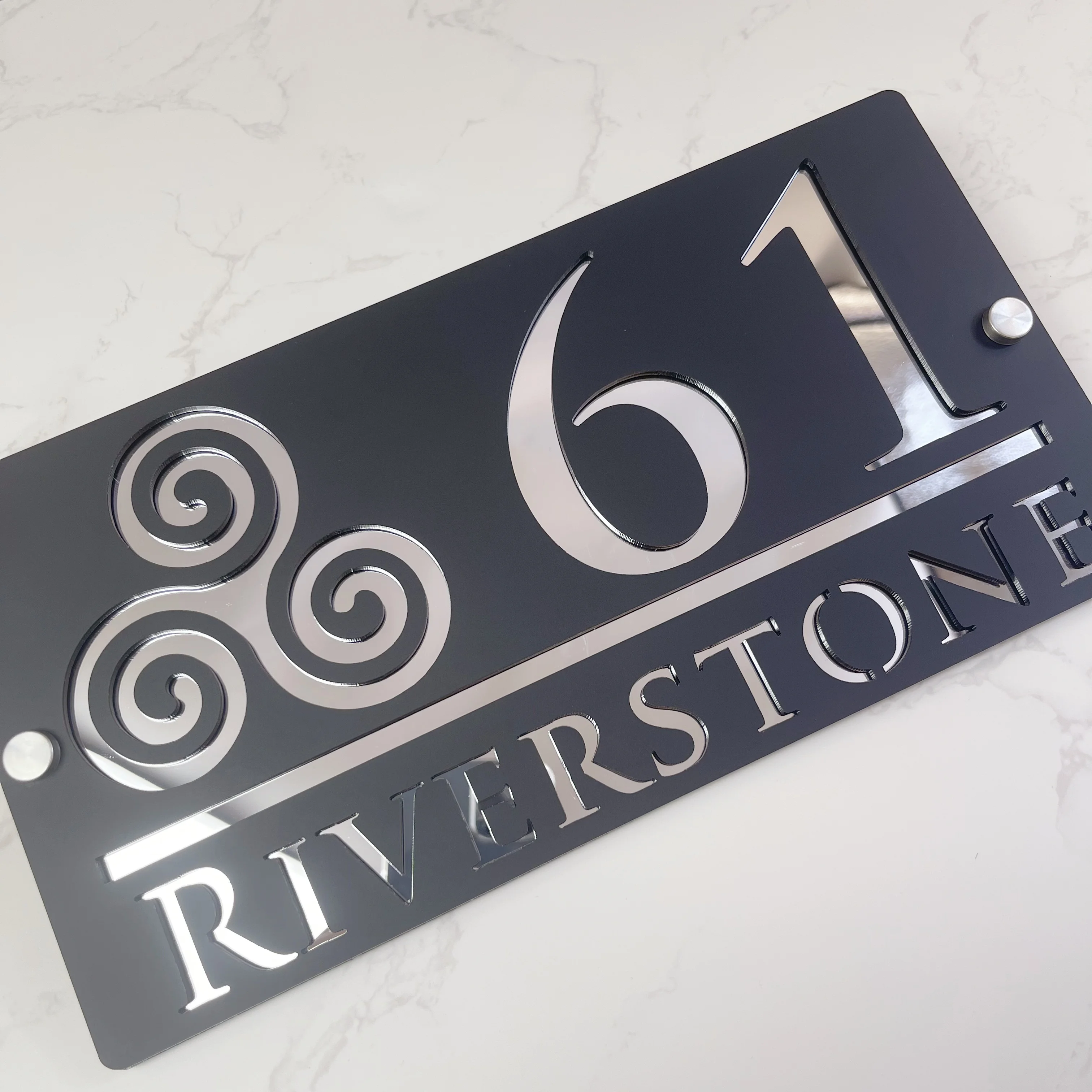 

Современная акриловая табличка с номером дома с кельтским спиральным дизайном, персонализированная адресная уличная водонепроницаемая дверная табличка на заказ