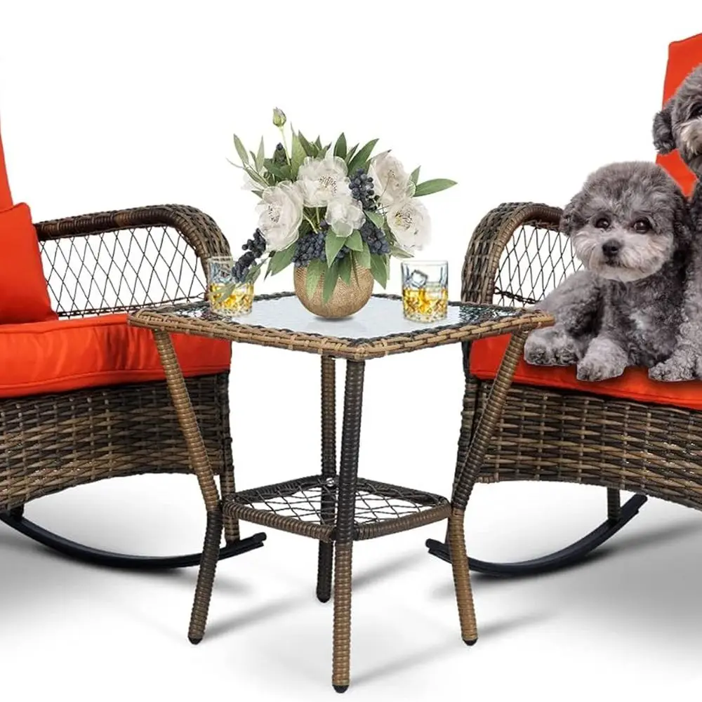 

Набор из 2-красных всепогодных плетеных кресел-качалок для патио, крыльца, террасы или сада.