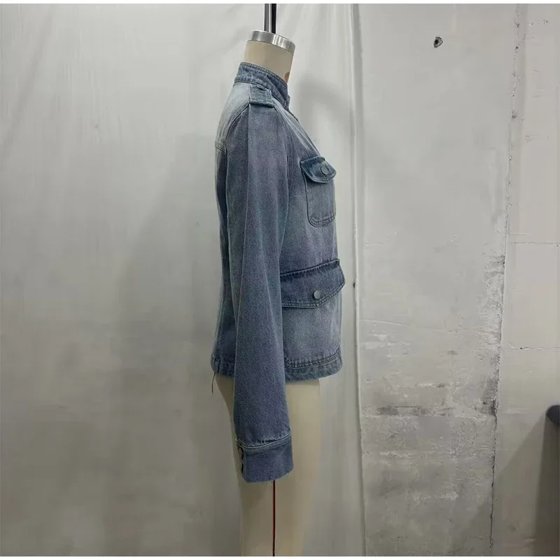 Damen-Jeansjacke mit Stehkragen, langen Ärmeln, Knopfleiste, Klapptaschen, hell gewaschen, figurbetont, lässige Oberbekleidung, Street-Style-Jeansjacke 2026 – Detail 2
