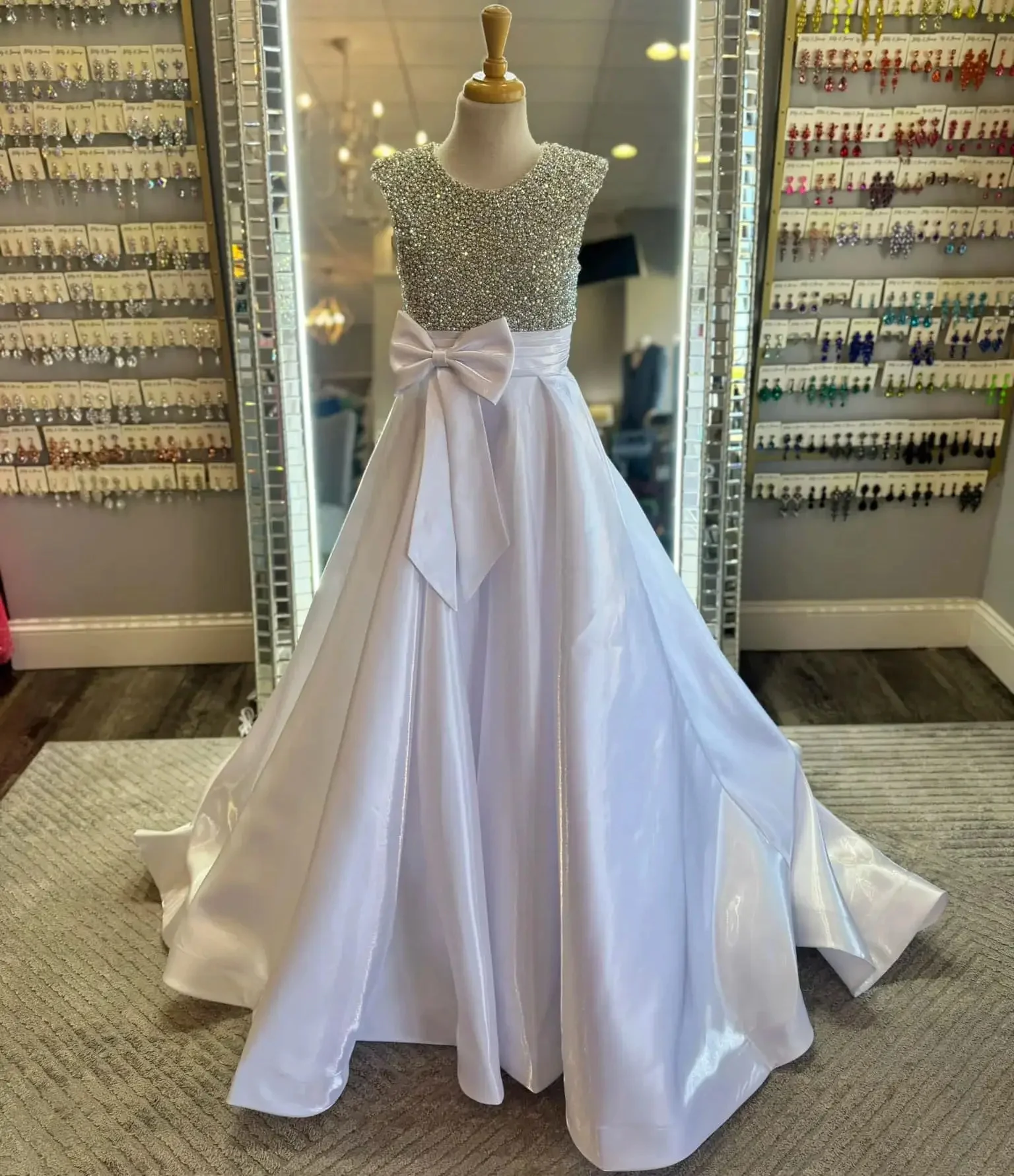 Белые платья с цветочным узором для девочек по индивидуальному заказу на свадьбу, атласное платье с бисером и бантом, роскошное детское платье для дня рождения, торжественных мероприятий, банкета