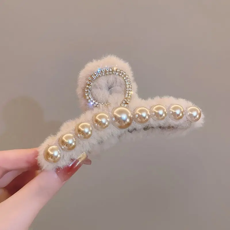 

Korean version elegant and beautiful pearl diamond plush clip for women's autumn and winter new high-end shark clip hair accesso