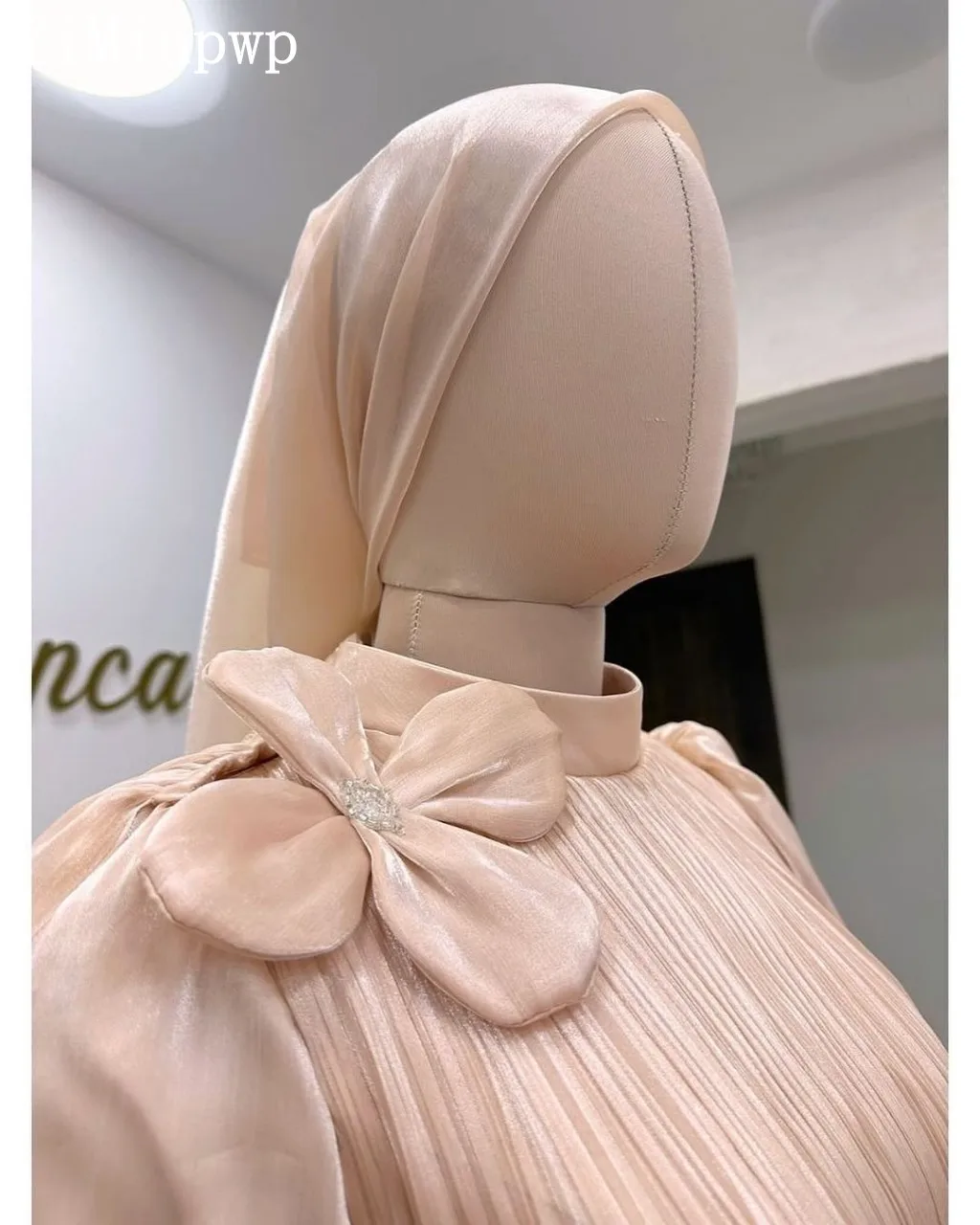 2025 Hijab 여성을위한 웨딩 드레스 신부 높은 칼라 긴 소매 라인 Pleats 3D 꽃 이슬람 신부 약혼 가운 맞춤