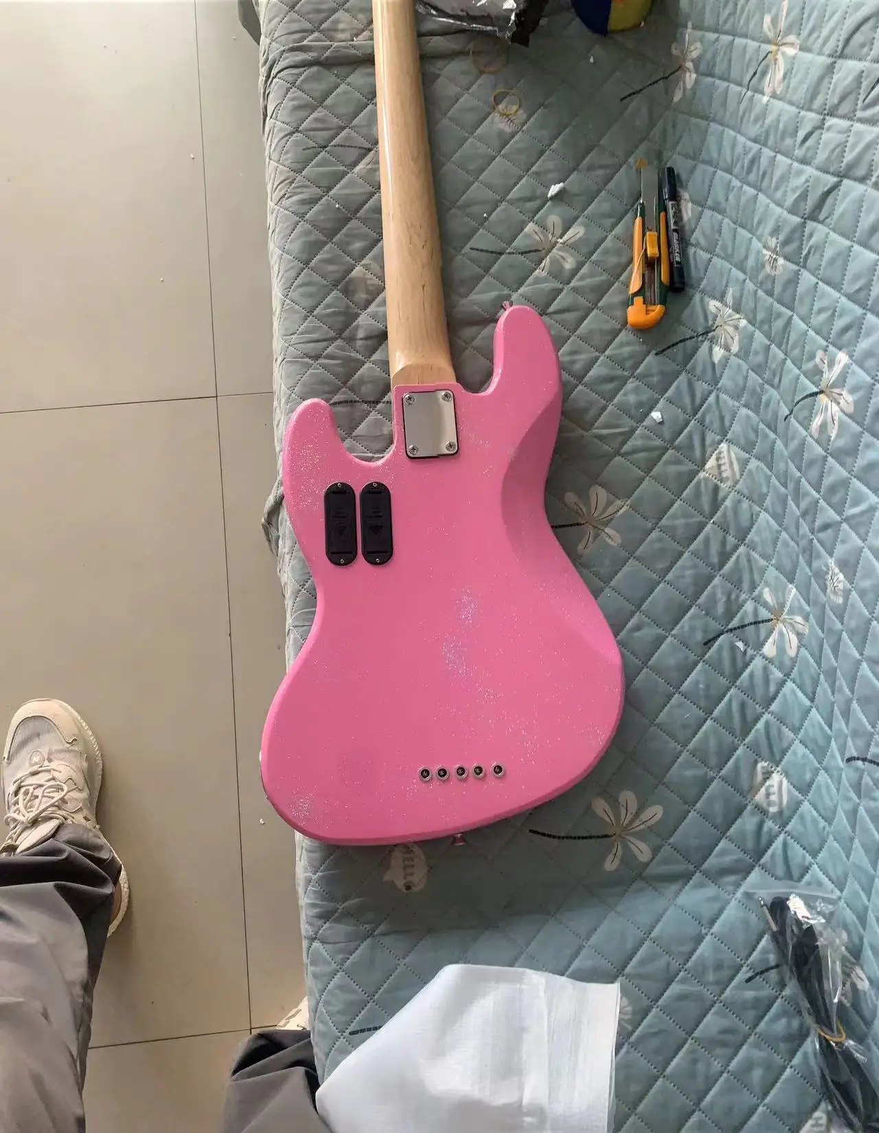 High quality classic 5-string bass electric guitar, custom pink large grain silver pink, active pickup, free shipping